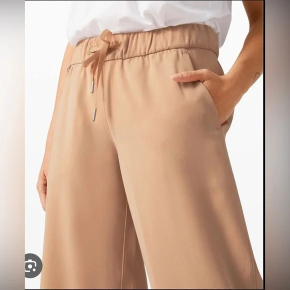 Lululemon | On The Fly Wide Leg 7/8 Pant - Woven | Beech Wood Colour | Size 2 - Picture 2 of 6